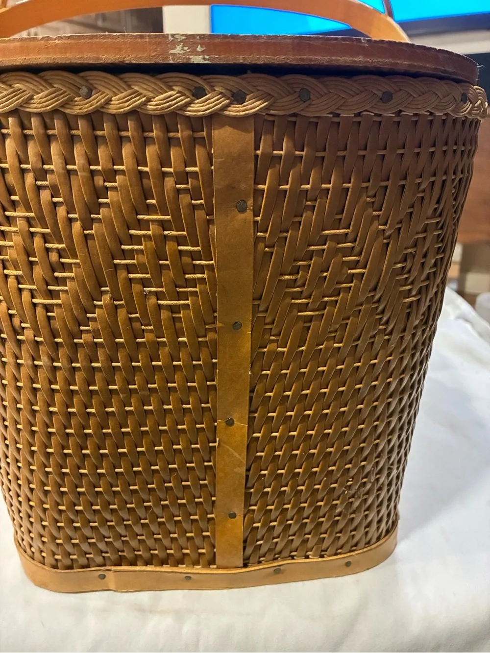 Red Man Wicker Woven Picnic Basket Insert Hinged Lid Large Swing Handles Woven